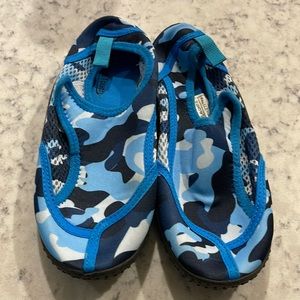 Glob touch camo boys water shoes size 32